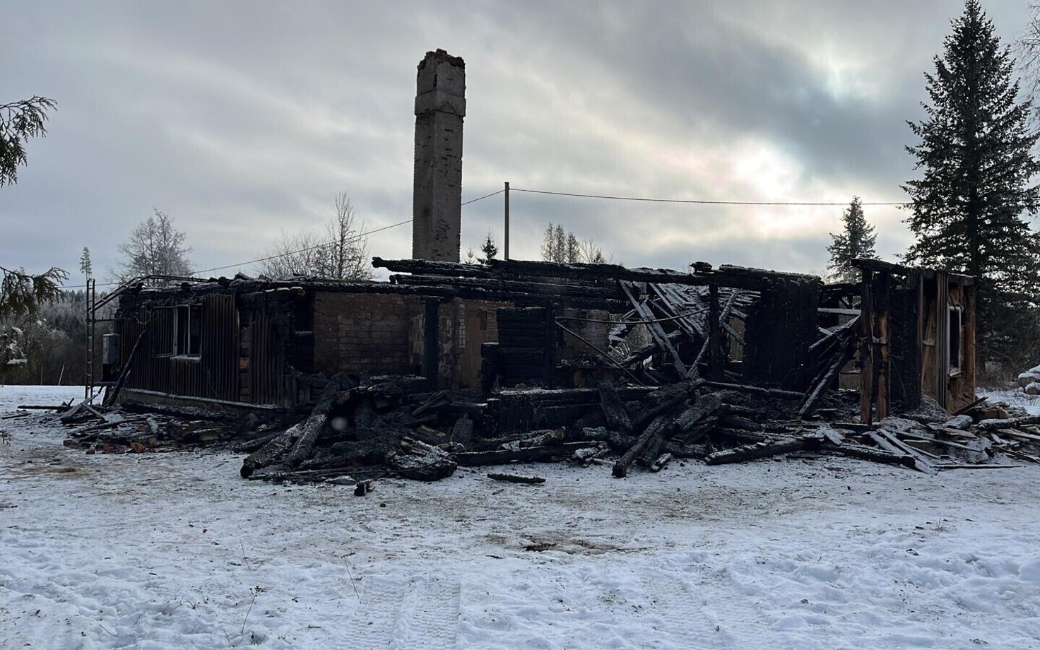 Сгоревший дом в деревне Пармупалу.