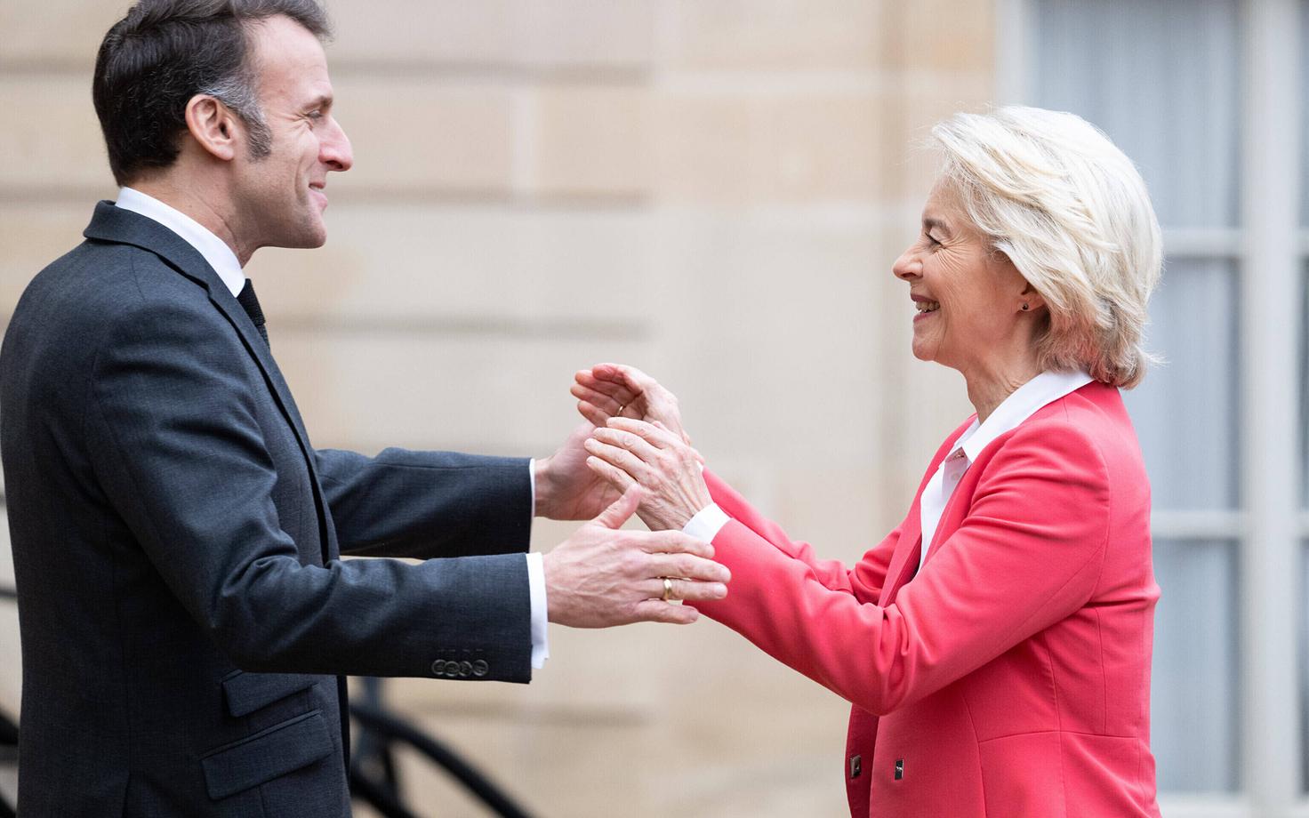 Президент Франции Эмманюэль Макрон и глава Еврокомиссии Урсула фон дер Ляйен.