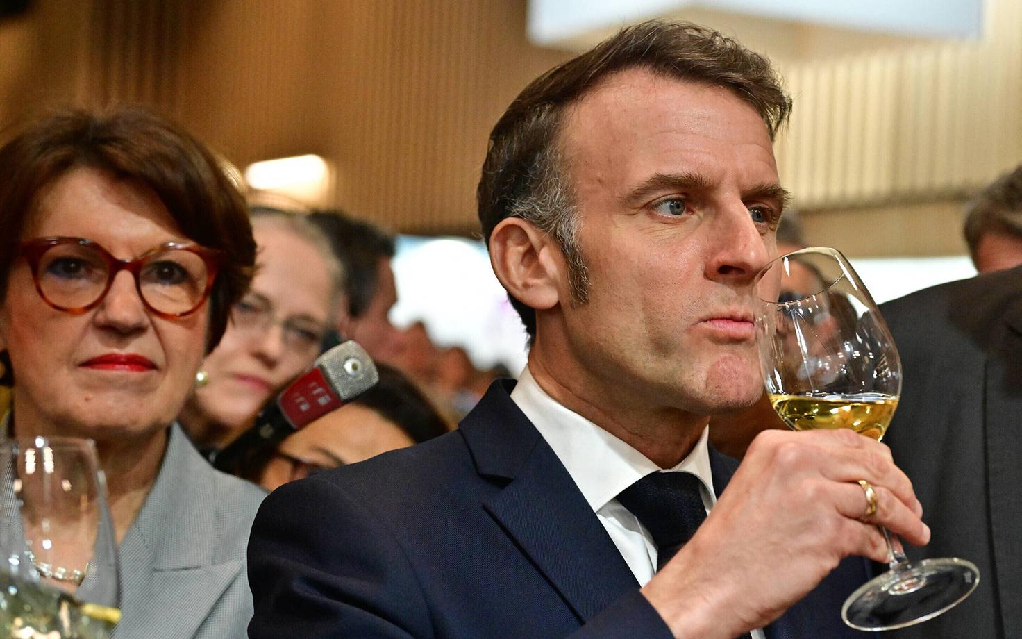 Президент Франции Эммануэль Макрон на международной ярмарке вина в Париже.