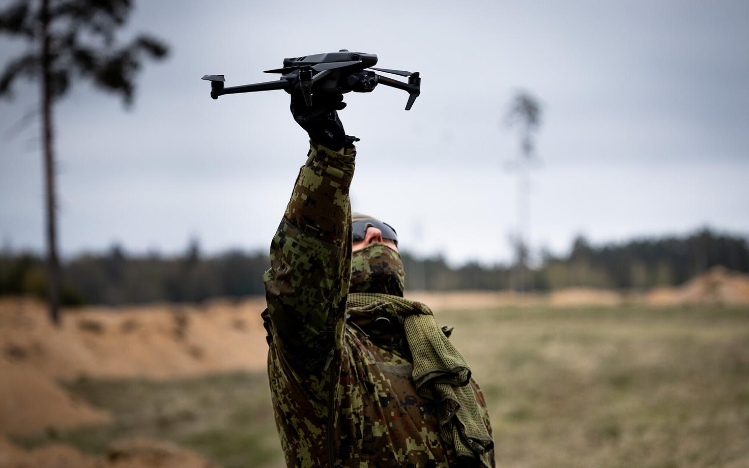 Военнослужащий Сил обороны с беспилотником.