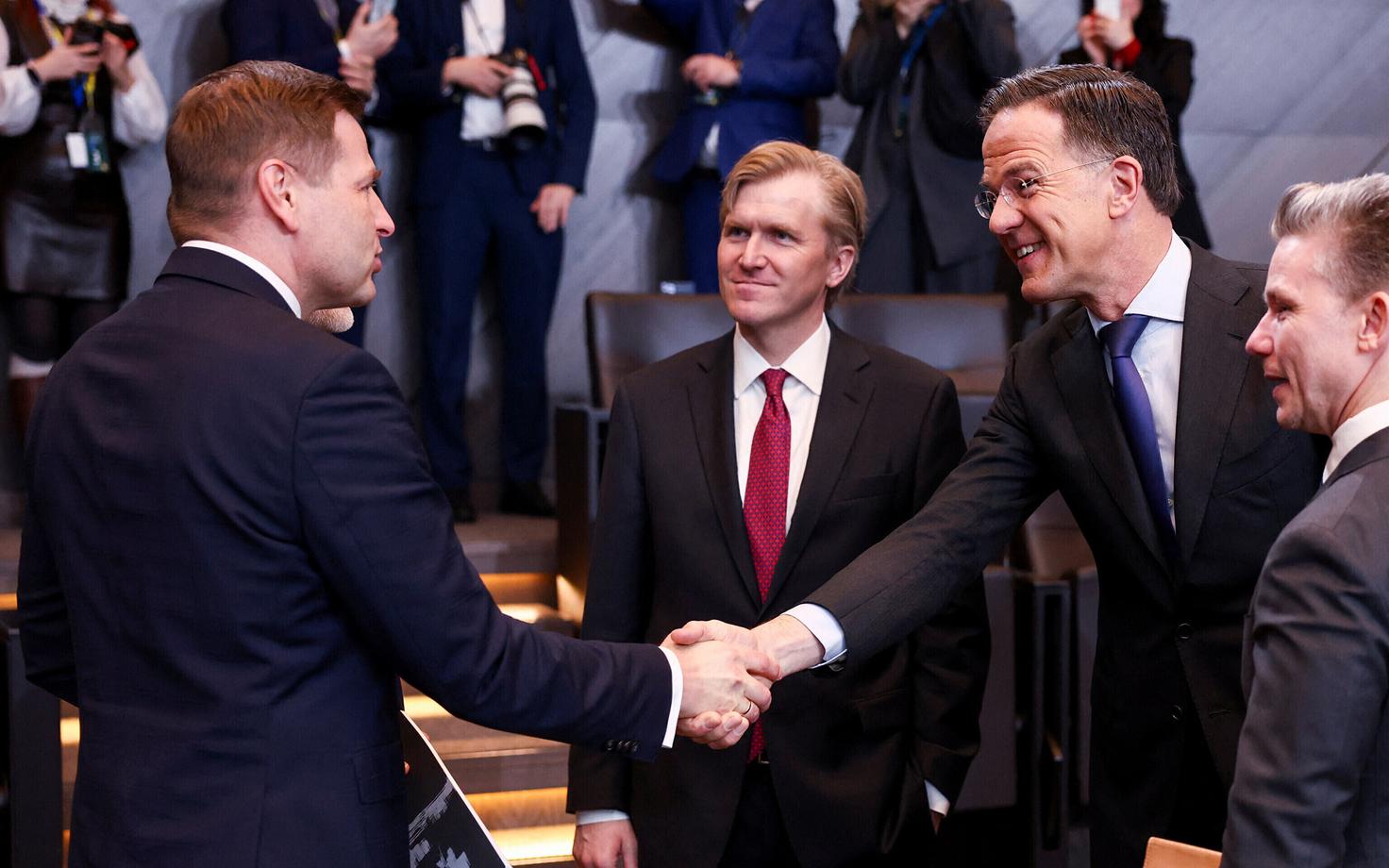 Замминистра обороны США Элбридж Колби (в центре), генсек НАТО Марк Рютте (справа) и министр обороны Эстонии Ханно Певкур (слева).