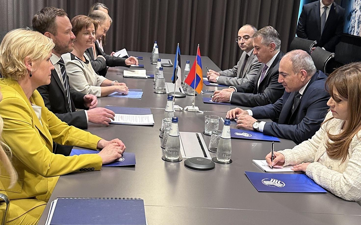 Марге Мардисалу-Кахар (в желтом костюме слева) на встрече с премьер-министром Армении Николом Пашиняном.