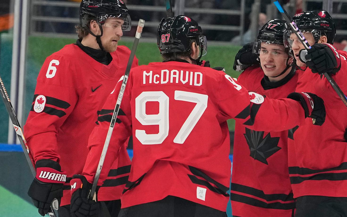 Macklin Celebrini (paremalt teine) koondisekaaslastega