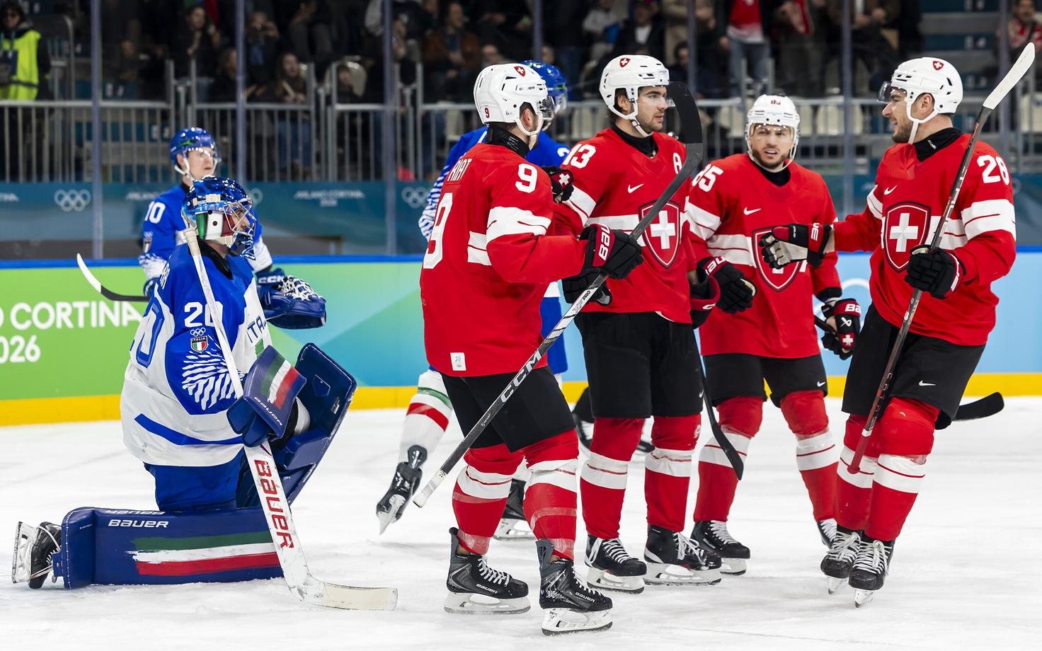 Сборная Швейцарии по хоккею празднует успех.