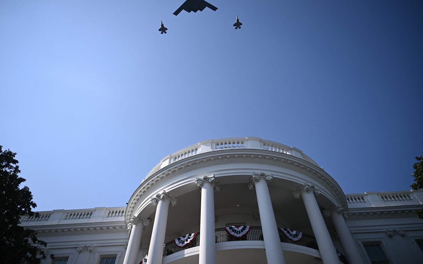 B-2 Spirit и сопровождающие его истребители.