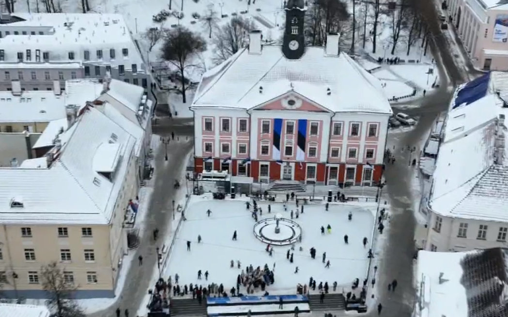Народный праздник на Ратушной площади в Тарту.