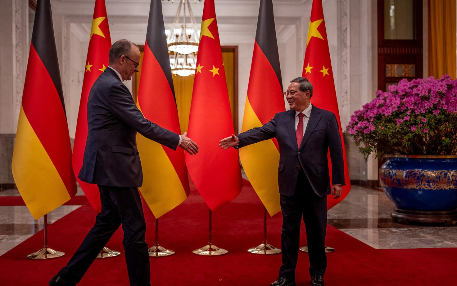 Канцлер ФРГ Фридрих Мерц и премьер госсовета Китая Ли Цян.