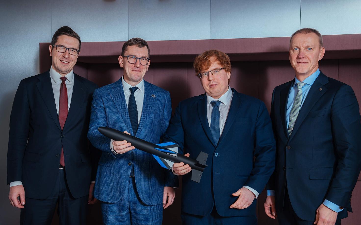 Премьер-министр Кристен Михал (второй слева) в представительстве Frankenburg Technologies.