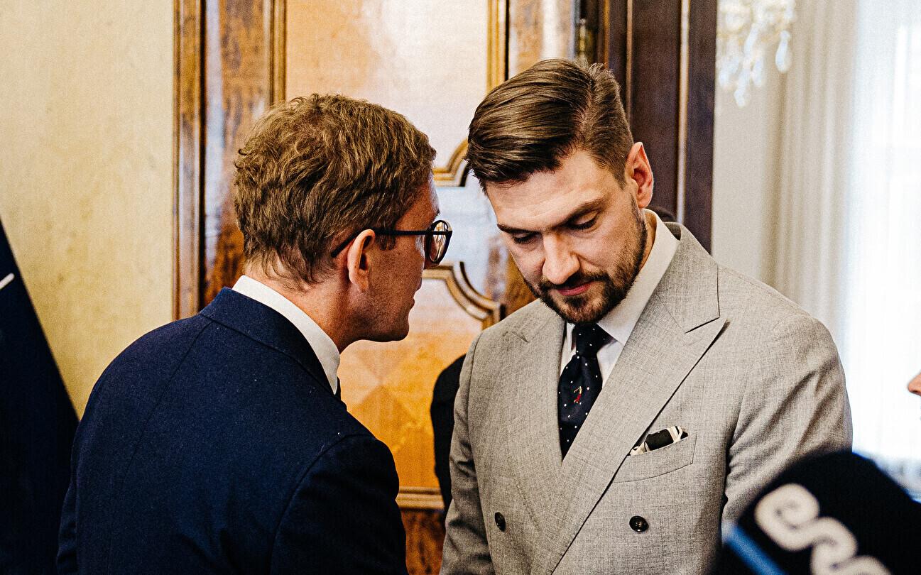 Кристен Михал и Хендрик Террас. Последний высказывал желание отменить право пенсионеров и детей на бесплатный проезд на уездных автобусных линиях.