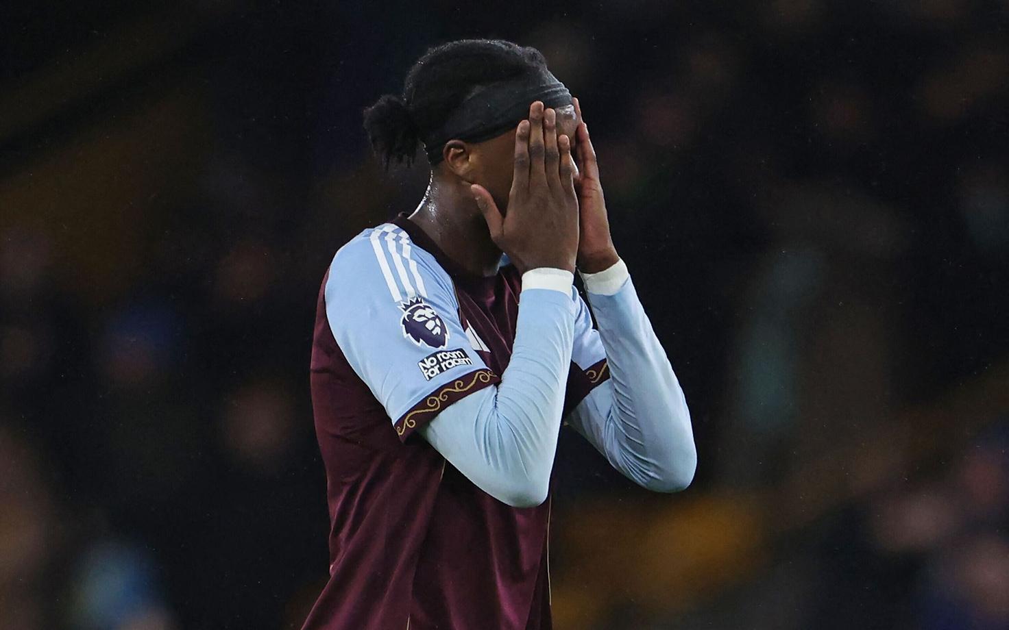 Pettunud Aston Villa mängija.