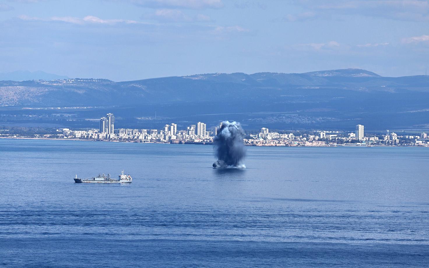 Столб воды и дыма в Средиземном море недалеко от израильского портового города Хайфа после взрыва иранской ракеты.