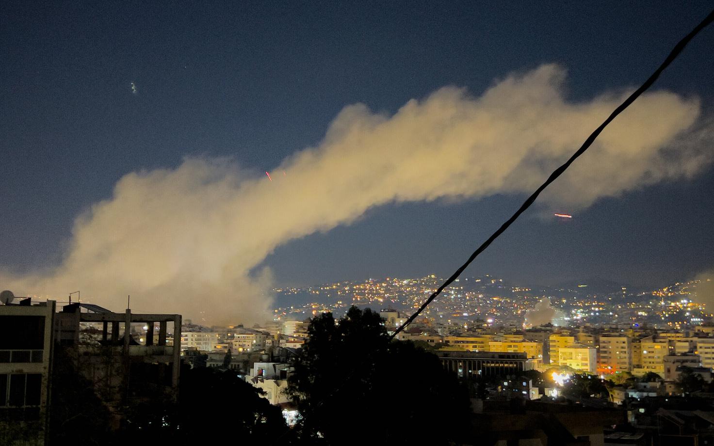 Iisraeli õhulöökide järel tõuseb Beirutist lõunas asuvast Dahiyeh' eeslinnast suitsu.