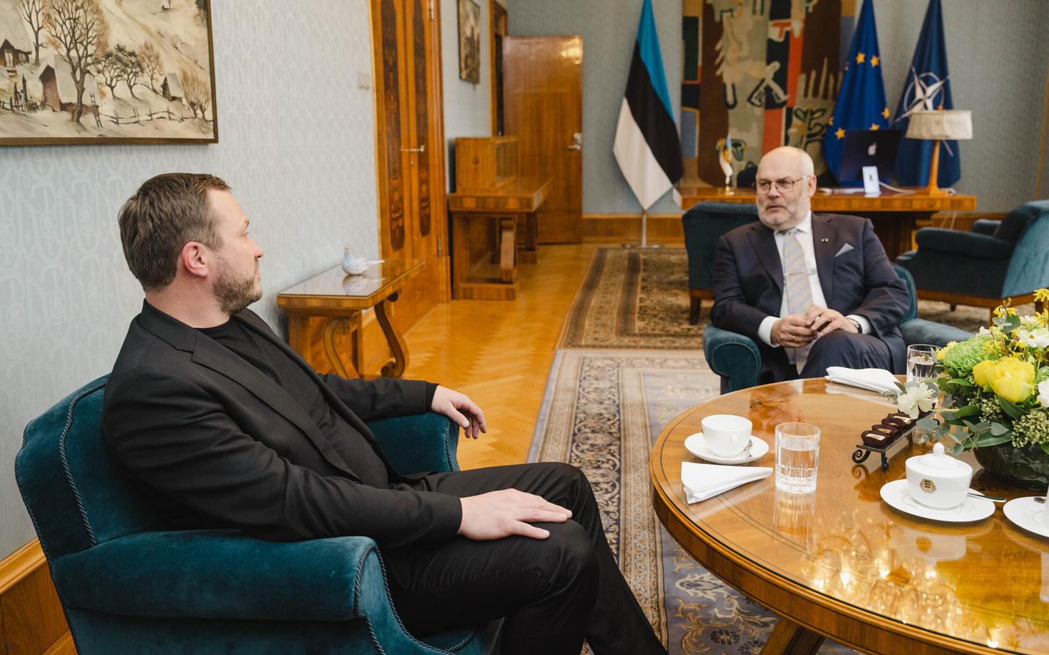 Маргус Цахкна (слева) и Алар Карис в Кадриорге в феврале 2023 года.