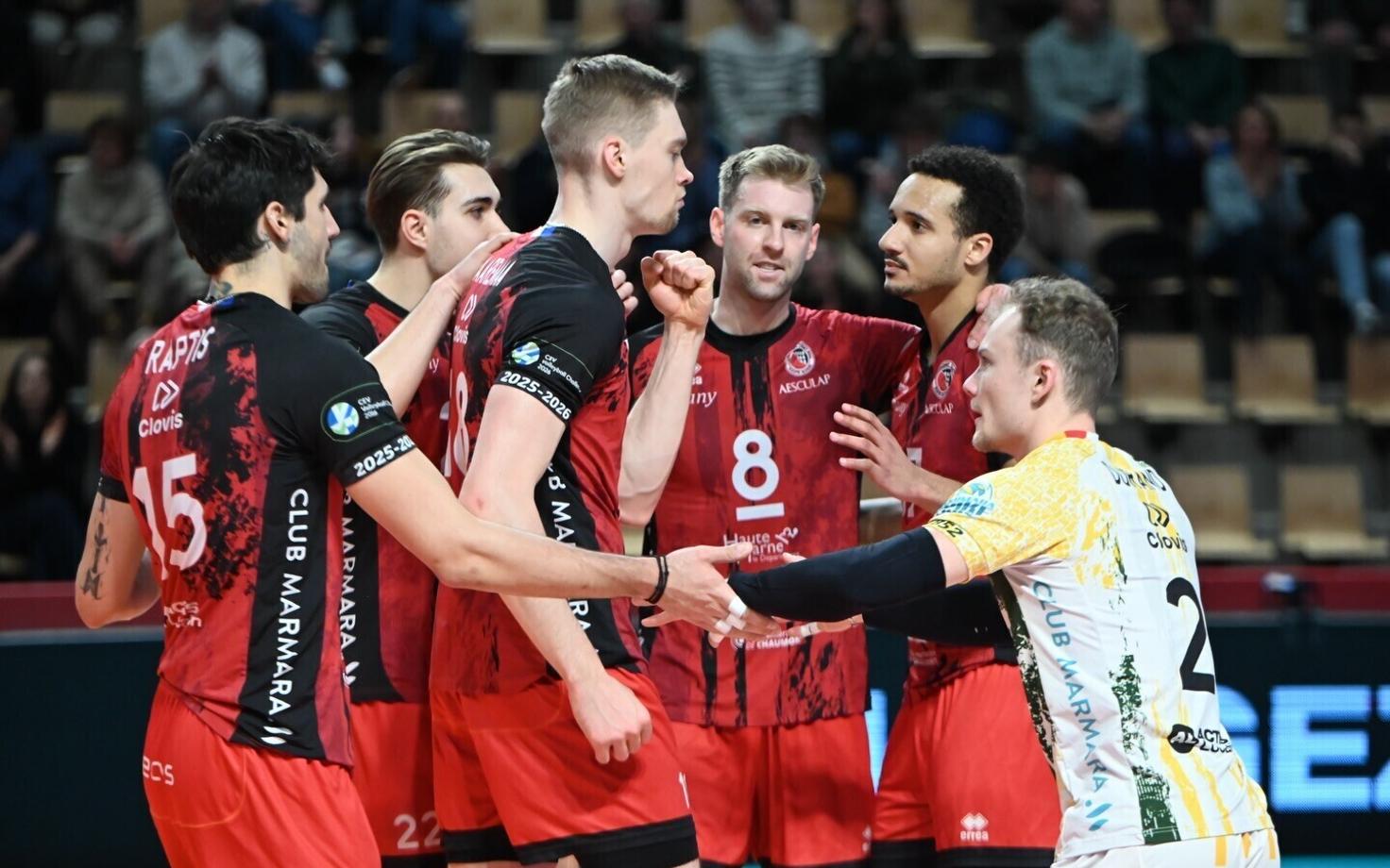 Alex Saaremaa (keskel)