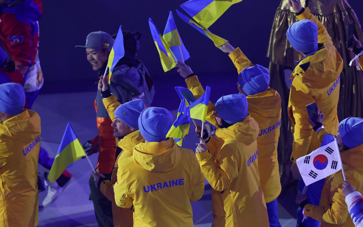 Украинские спортсмены на церемонии закрытия Олимпиады в Милане и Кортине. К Паралимпиаде была изготовлена новая форма.