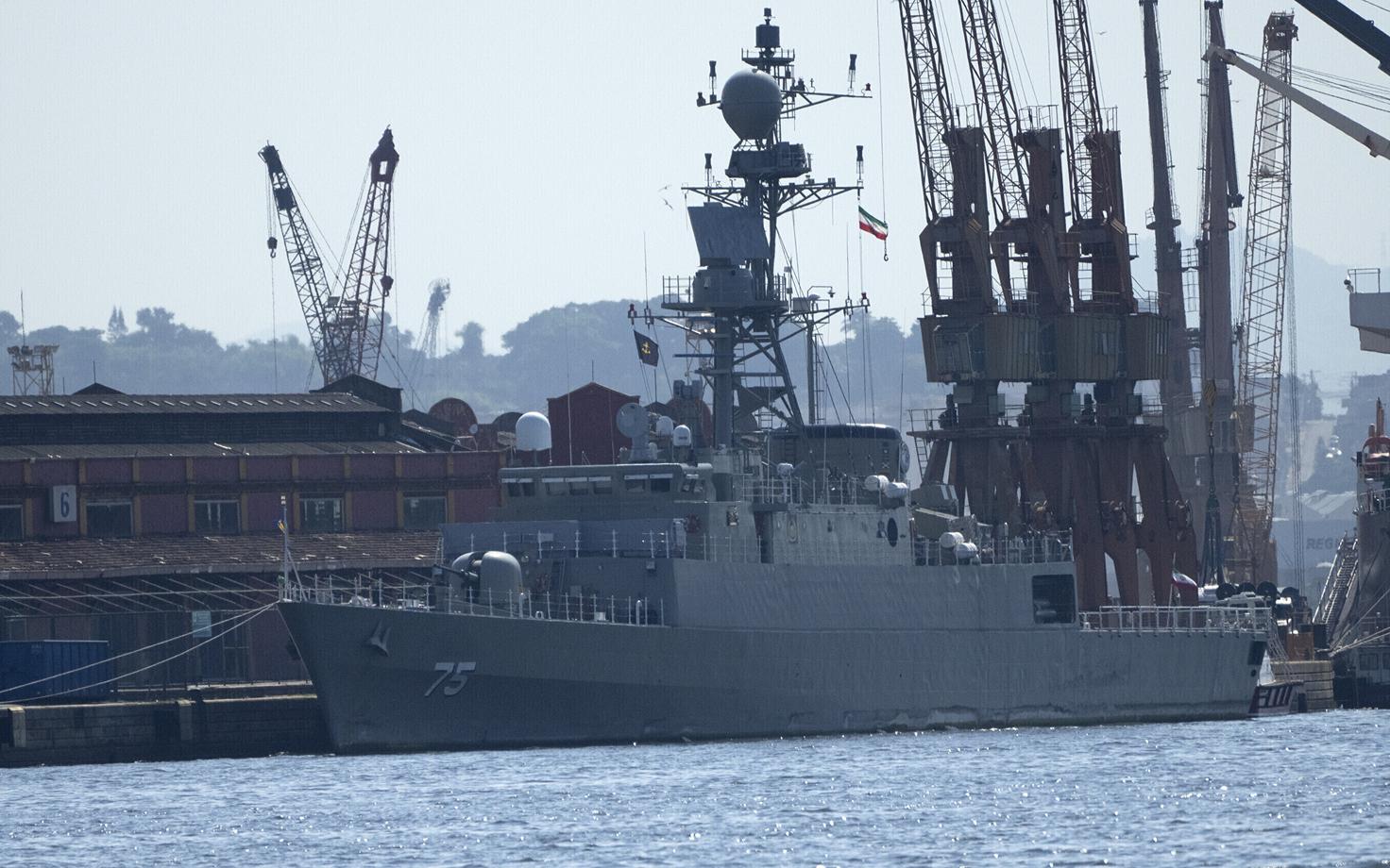 Иранский корабль IRIS Dena.