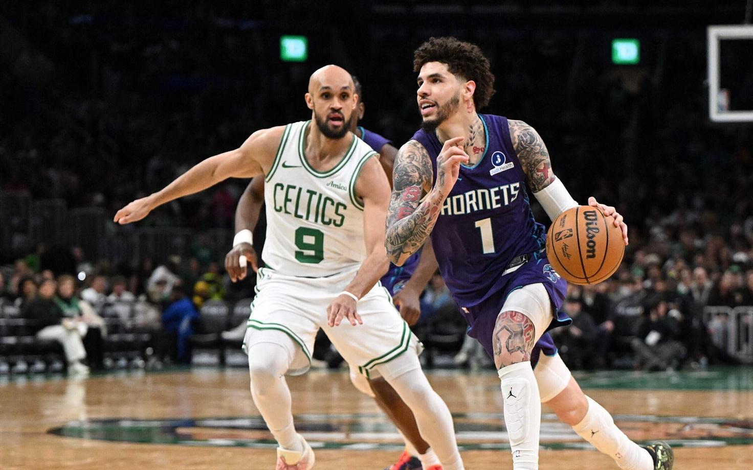 Derrick White ja LaMelo Ball (palliga).