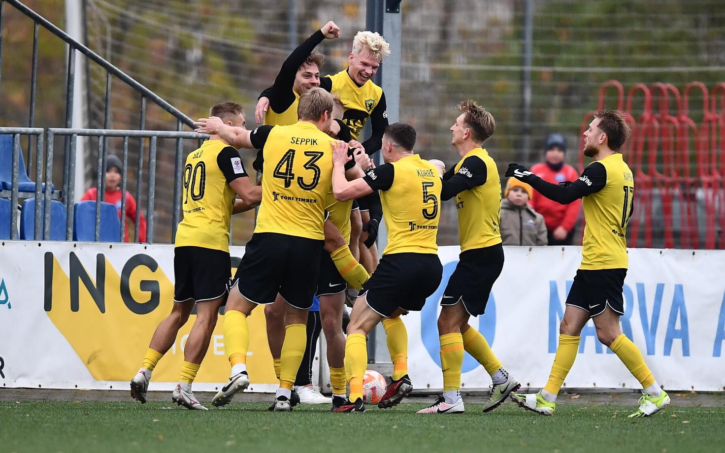 Футболисты