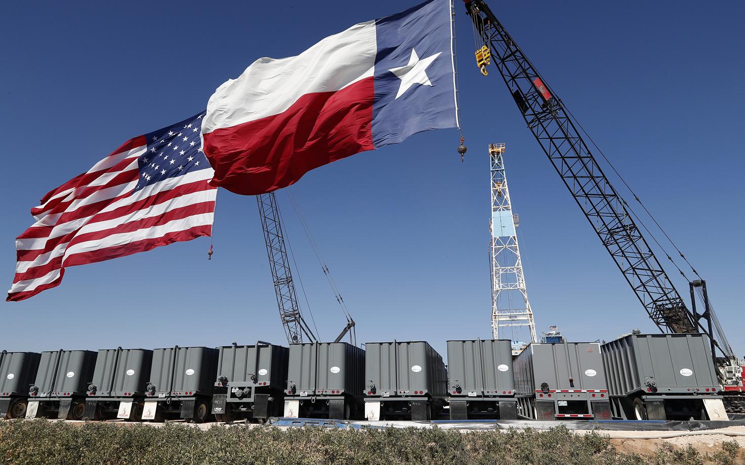 У нефтяной платформы развеваются флаги США и Техаса.