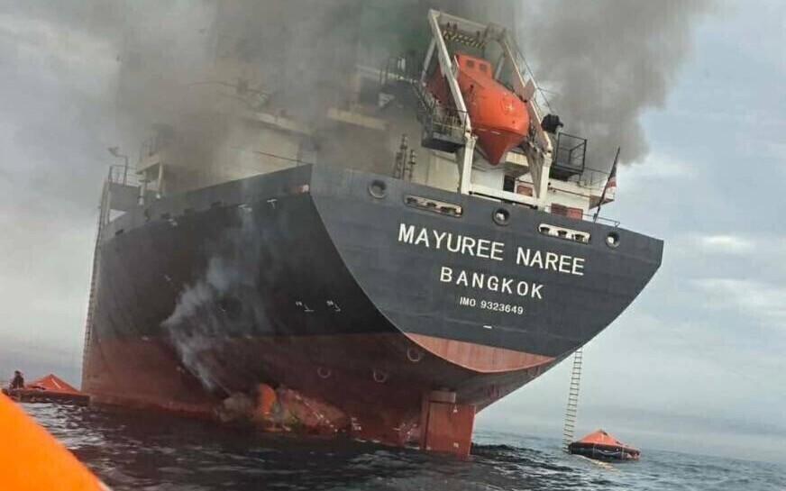 На сухогрузе под флагом Таиланда начался пожар.