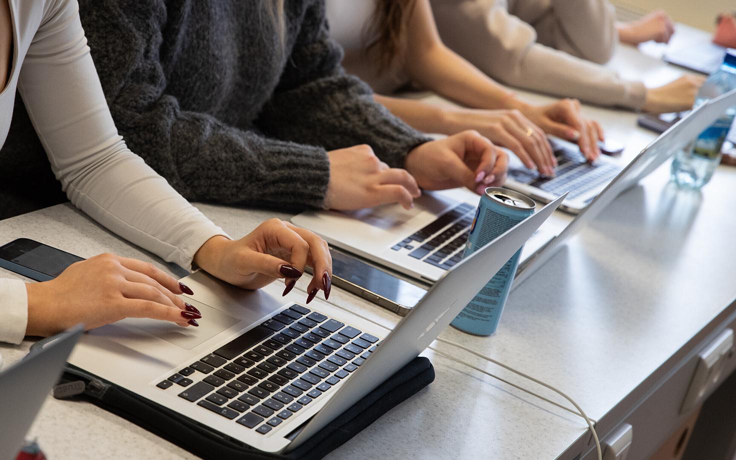 С 2027 года экзамен по эстонскому языку как родному планируется проводить в форме э-экзамена. Иллюстративное фото.