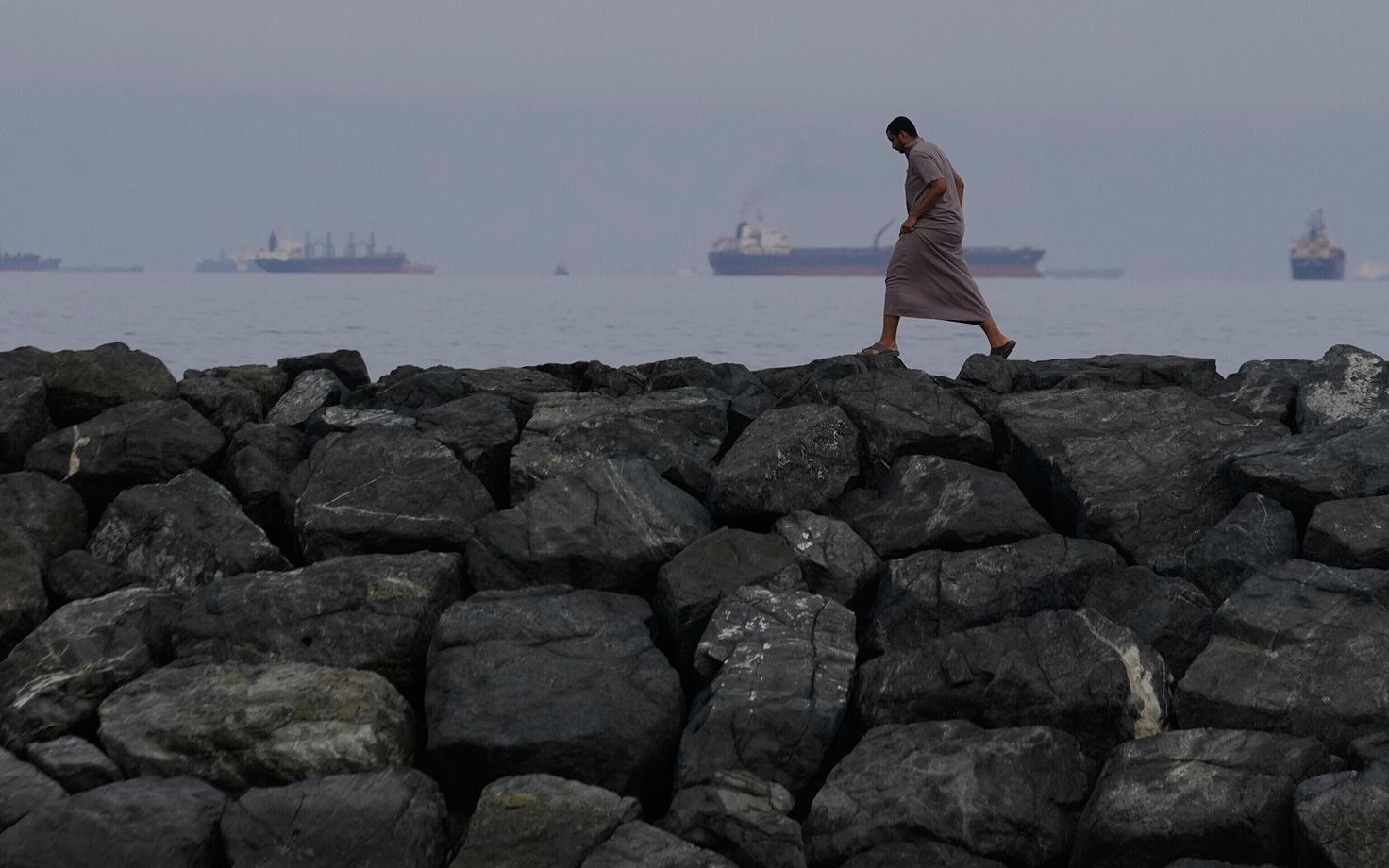 Vaade Pärsia lahele, kus on tankerid ja kaubalaevad ootamas turvalist läbipääsu Hormuzi väinast.