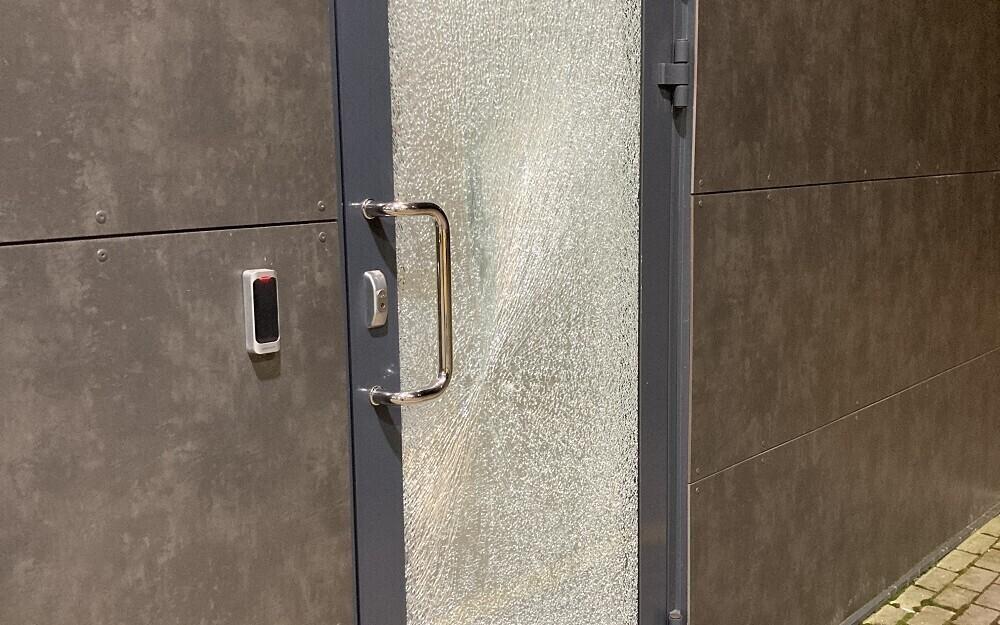 Разбитое стекло на АЗС.