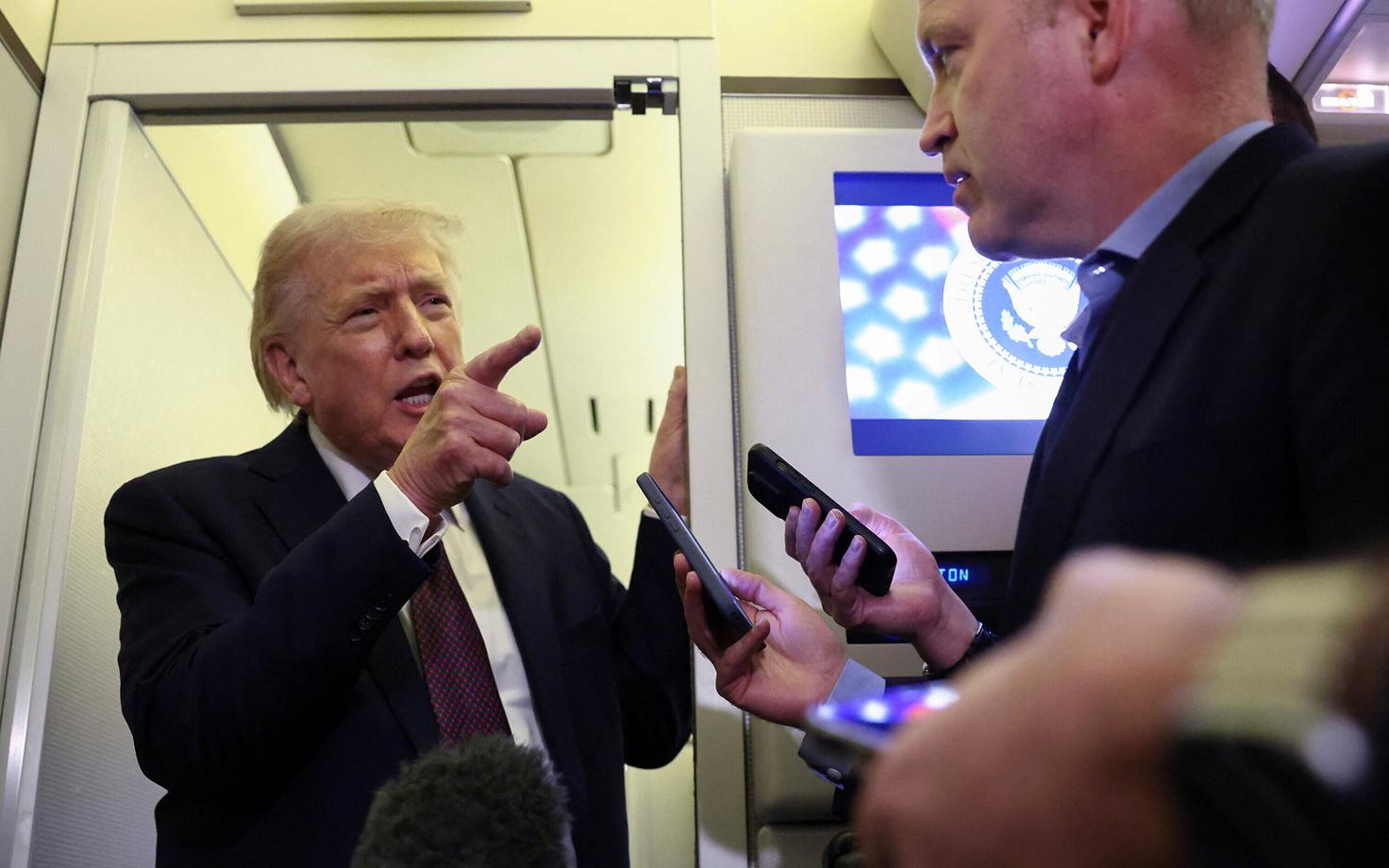 Президент США Дональд Трамп в воскресенье пообщался с журналистами на борту президентского самолета.