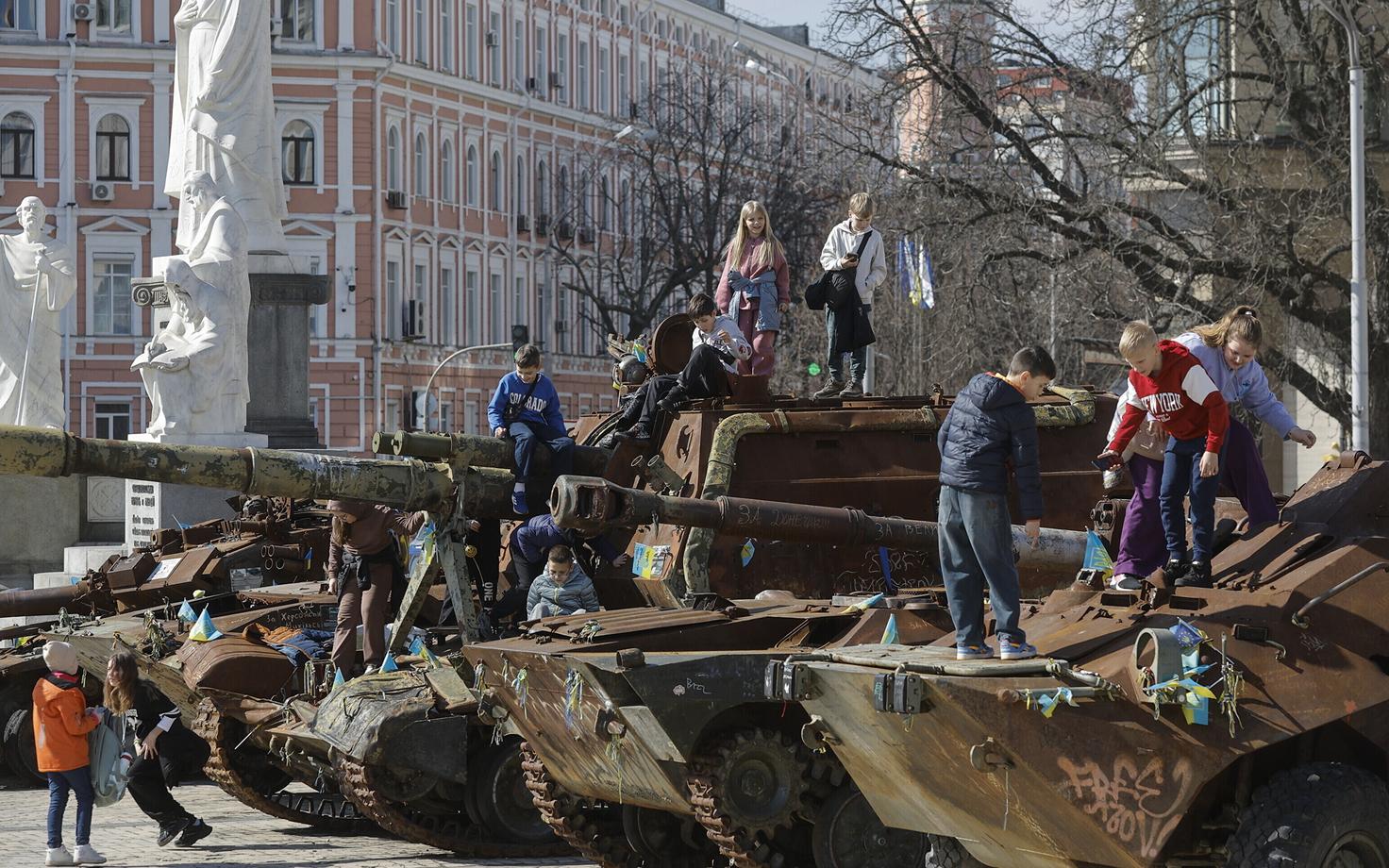 Подбитые российские танки в Киеве.