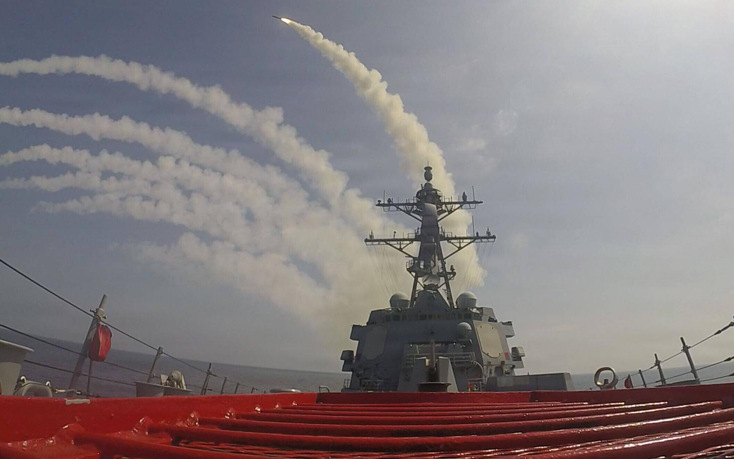 Американский эсминец USS Frank E. Petersen Jr. (DDG 121) запускает ракету Tomahawk в сторону Ирана.