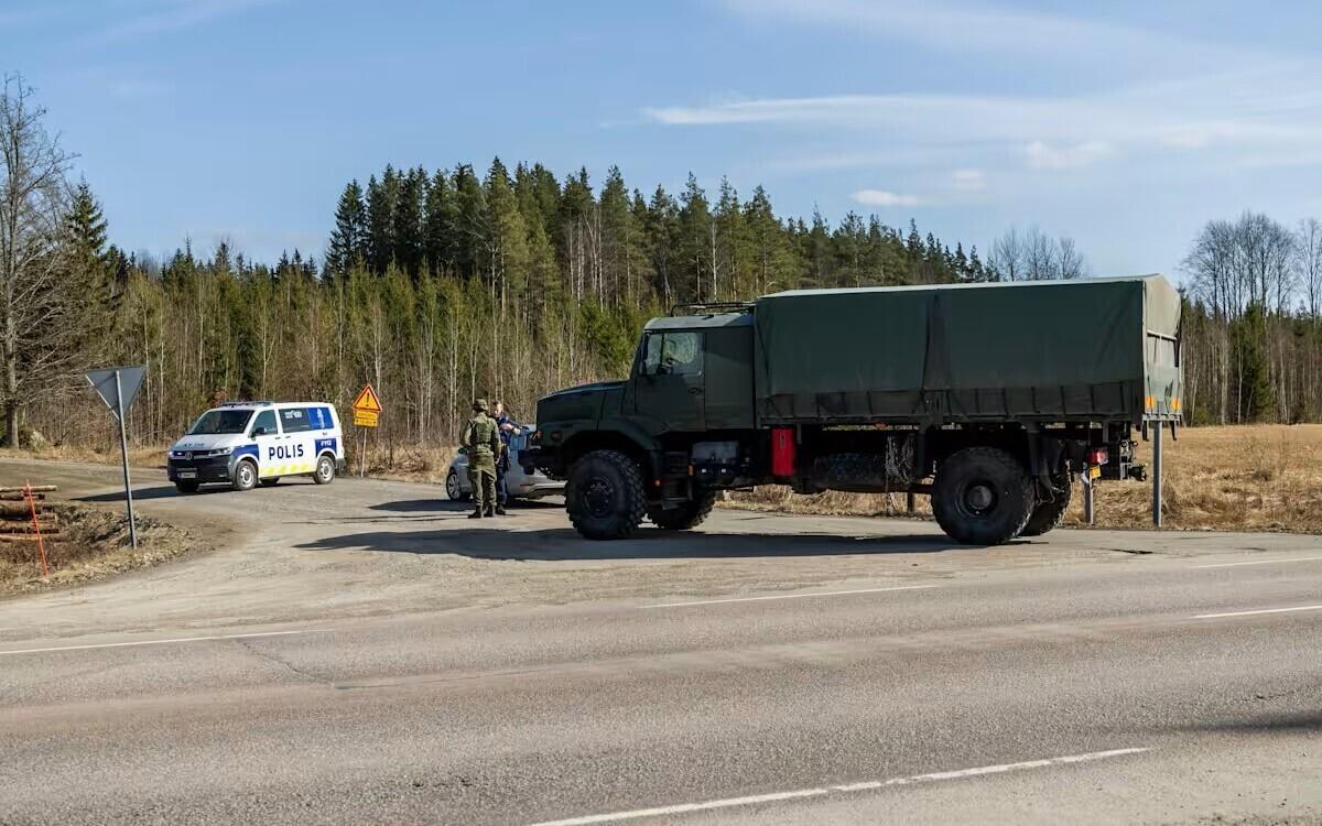 Финская полиция и военные в месте падения дронов.
