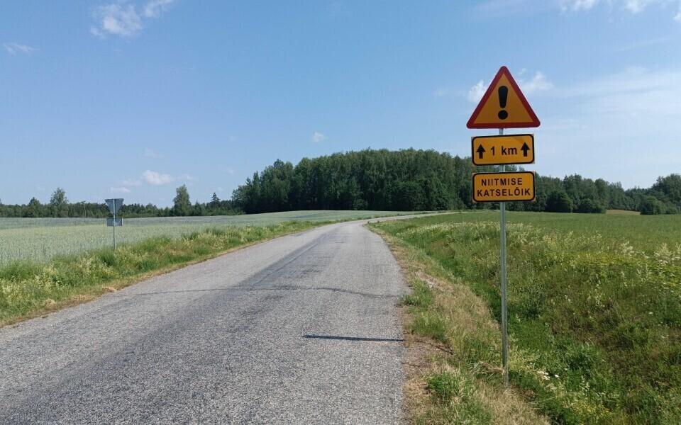 Временный знак экспериментального участка стрижки травы на обочине.