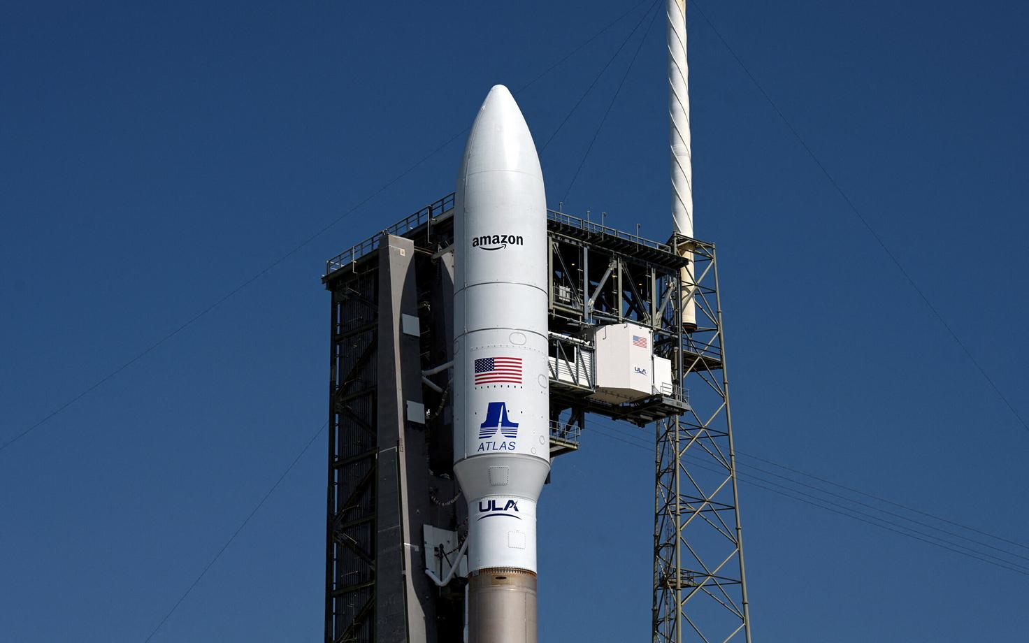 Ракета-носитель Atlas V, выводящая спутник Amazon на орбиту перед запуском в апреле прошлого года.