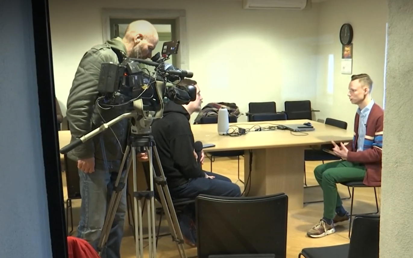 Lithuanian TV journalist Marius Zaremba speaking with Narva City Council member Denis Larchenko. April 2026.