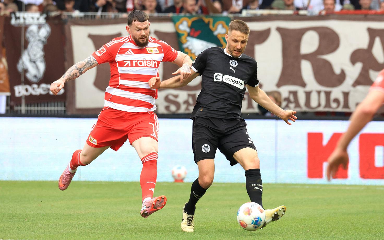 Karol Mets (paremal)