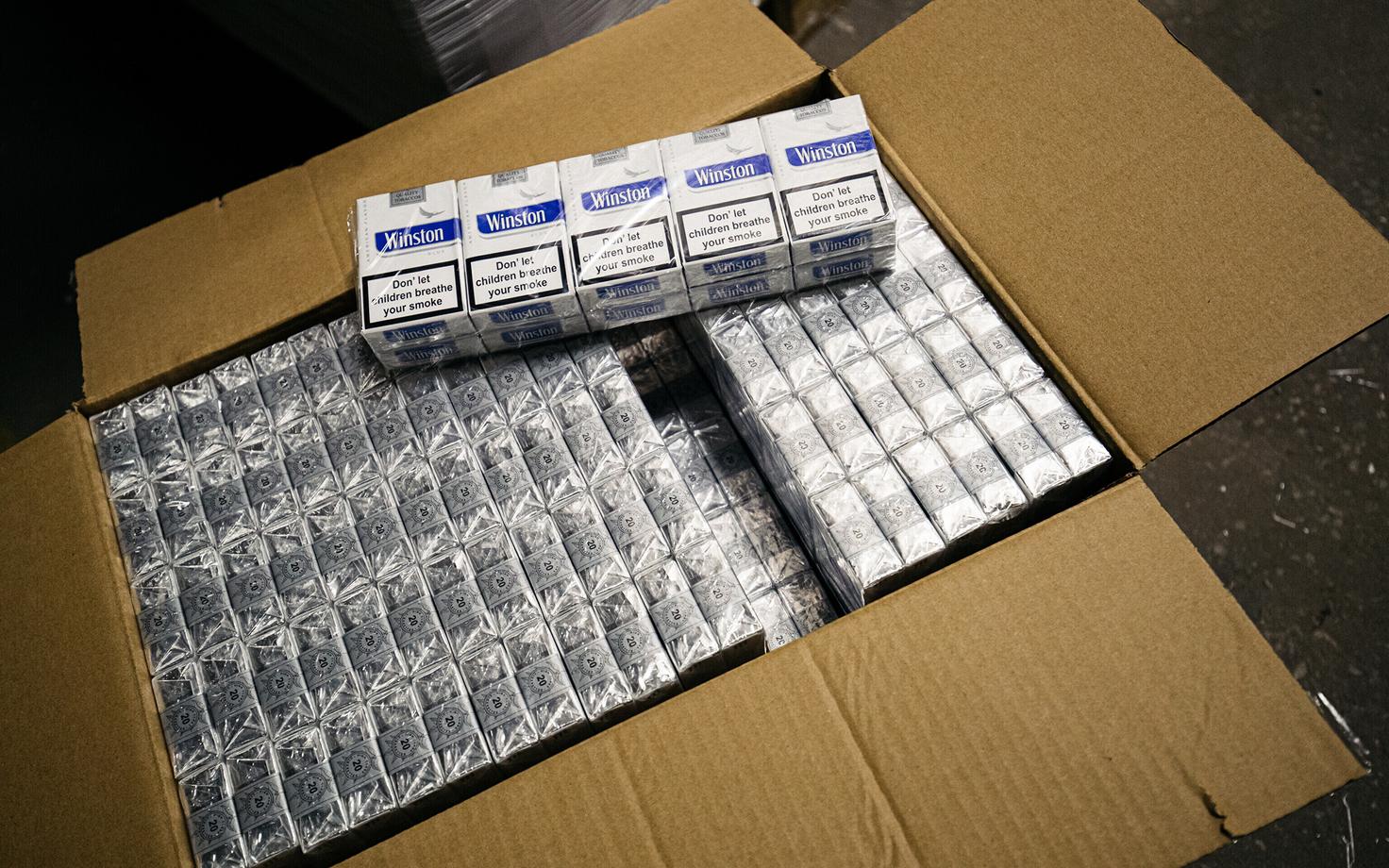 Контрабандные сигареты. Иллюстративная фотография.