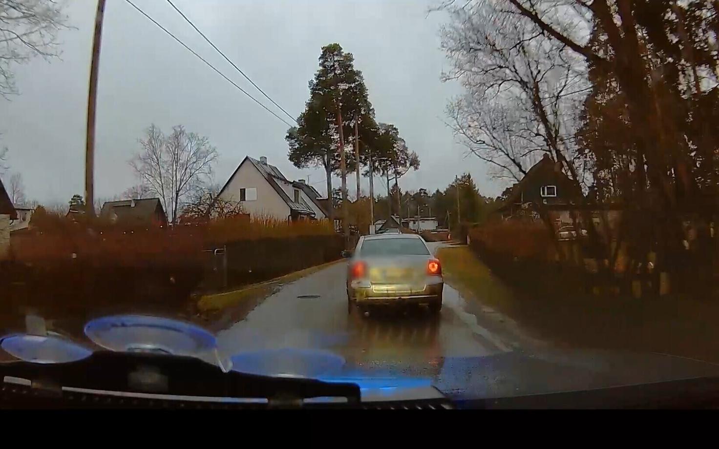 Полицейский отправился в погоню за пьяным водителем.