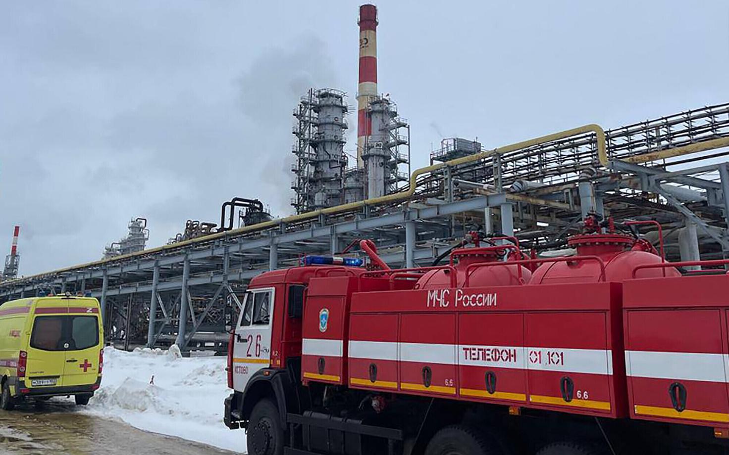 Спасательный автомобиль и скорая помощь на нефтеперерабатывающем заводе в городе Кстово (Россия) после авиаудара в марте 2024 года.