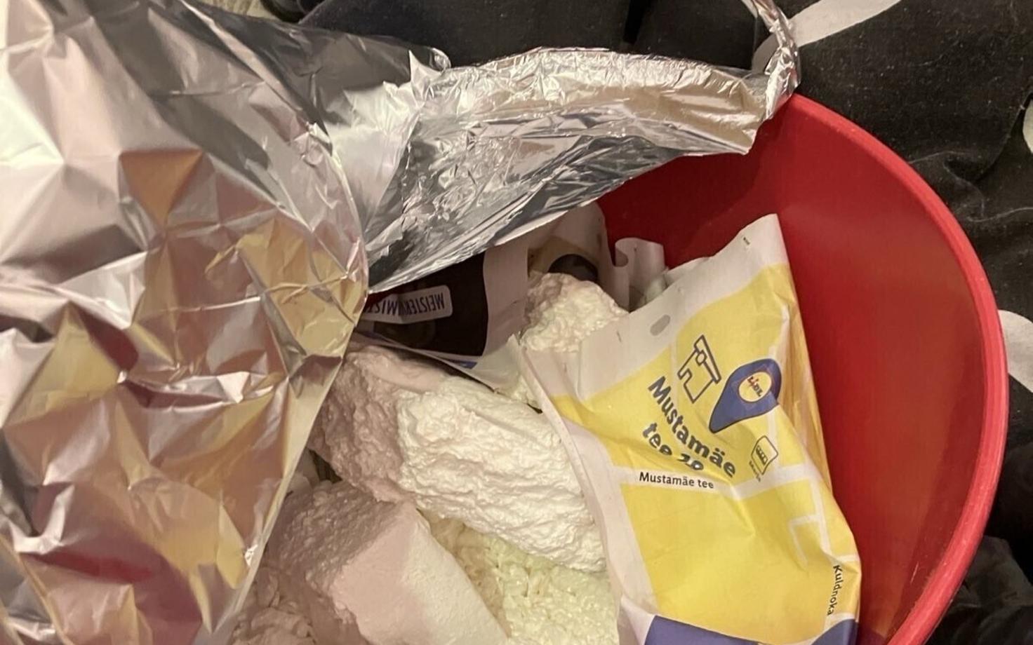 Кокаин, обнаруженный в доме обвиняемого.