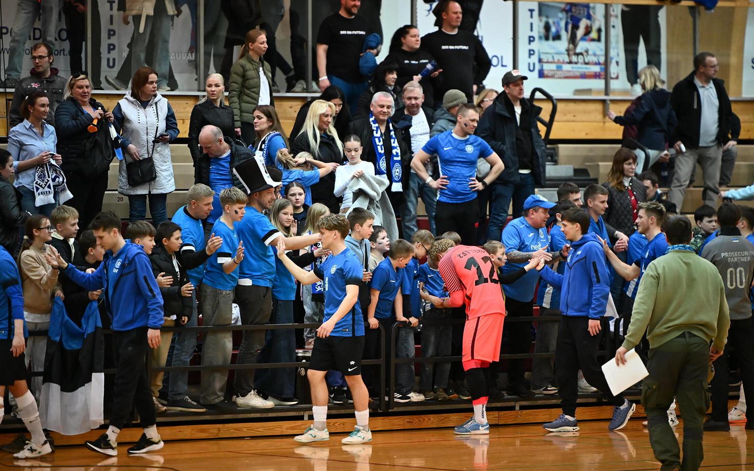 Болельщики в Йыхви мощно поддерживают сборную Эстонии.