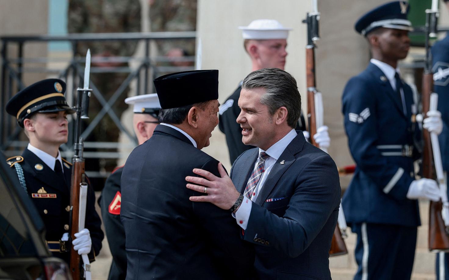 Глава Пентагона Пит Хегсет провел встречу с министром обороны Индонезии.