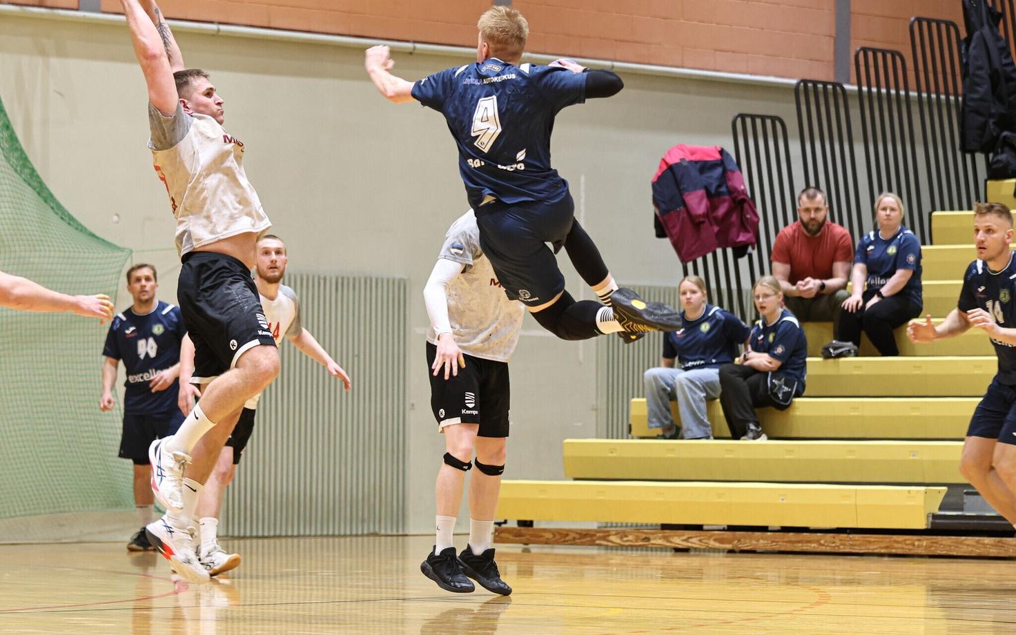 Hendrik Koks ja Viljandi HC (sinises) ning Mistra (valges) selgitavad ühe finalisti