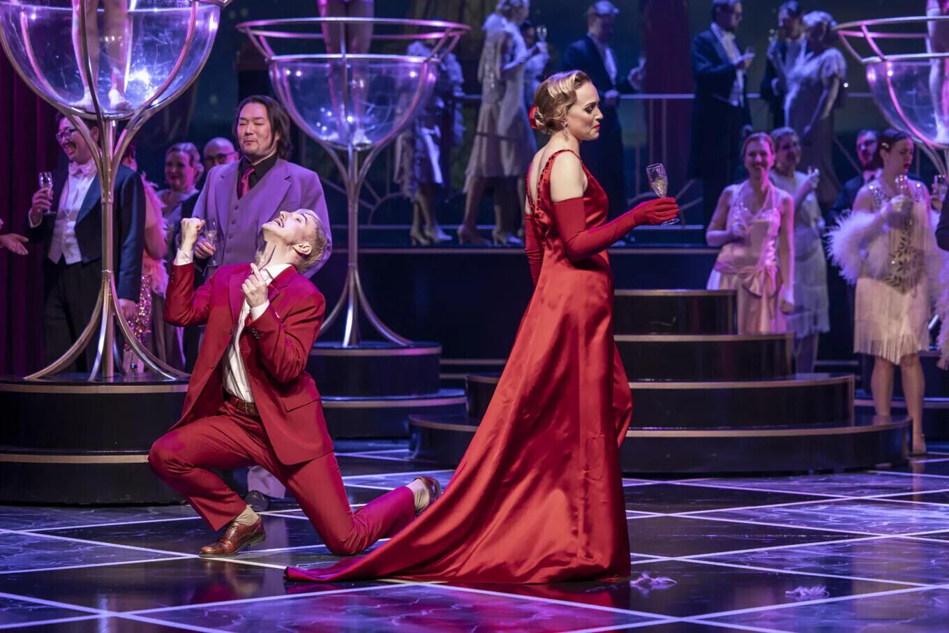 Классическое наследие Верди остается актуальным, приобретая новые краски в атмосфере роскоши и перемен первой половины XX века.