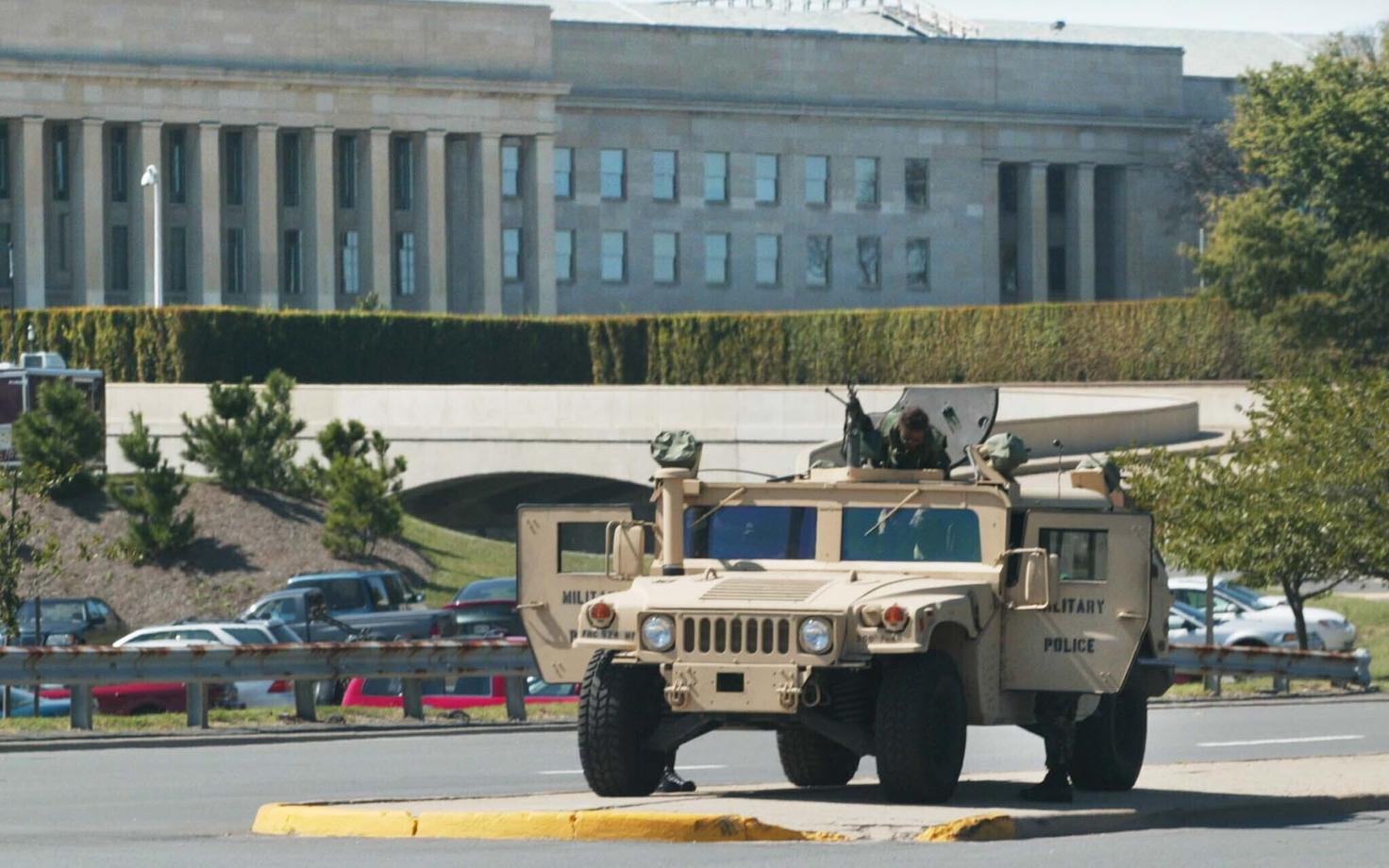 Автомобиль вооруженных сил США Humvee перед зданием Пентагона.