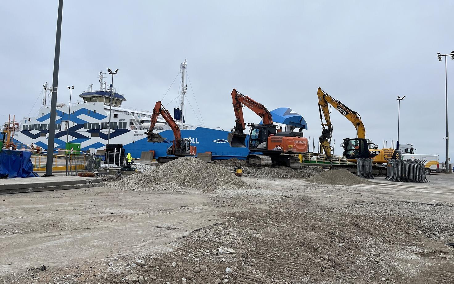 Laadimistaristu ehitustööd Kuivastu sadamas.