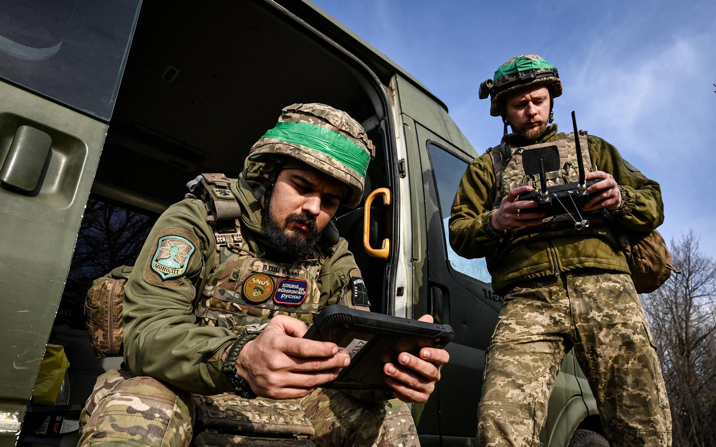 Украинские солдаты на обучении управлению дронами.