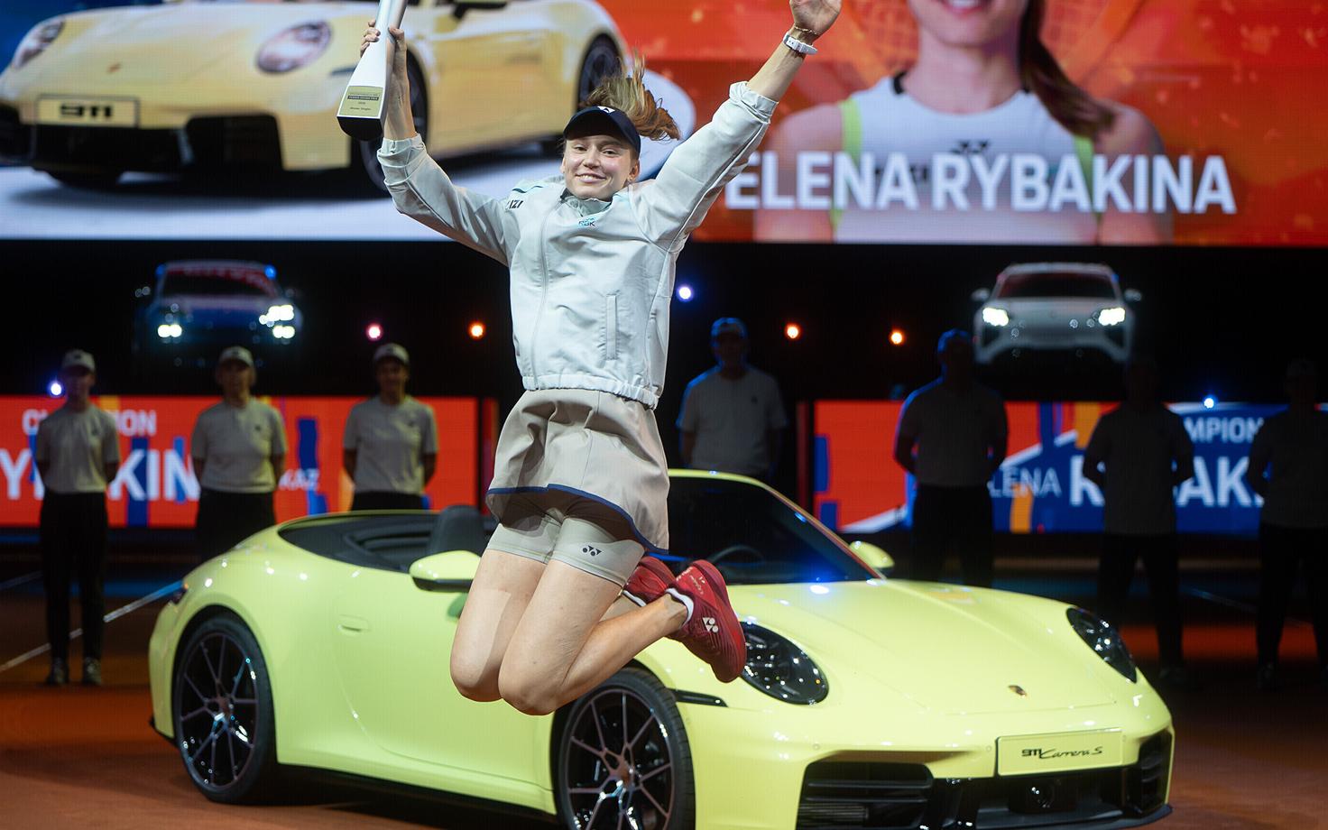 Jelena Rõbakina oma uue Porschega