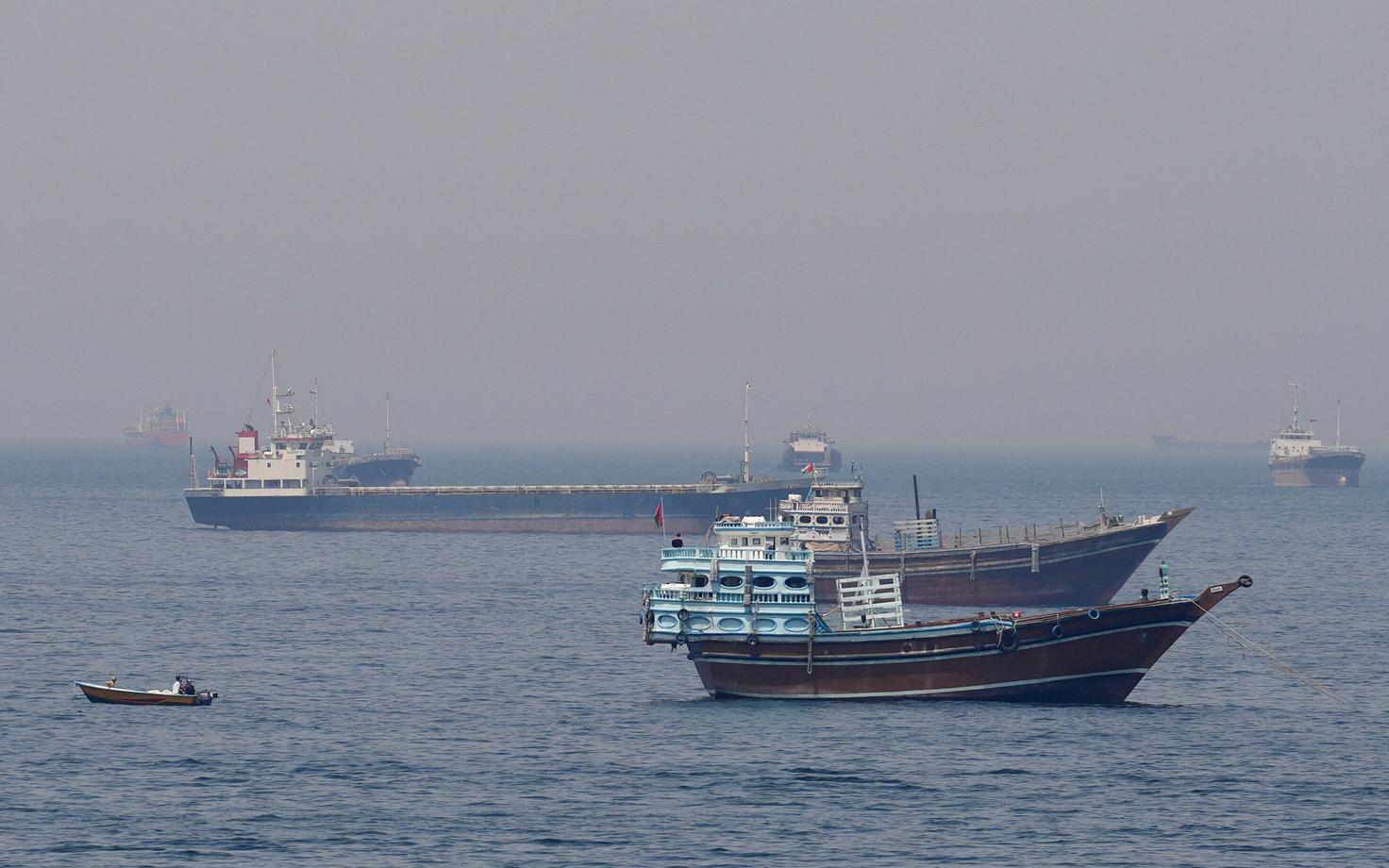 Суда в Ормузском проливе.