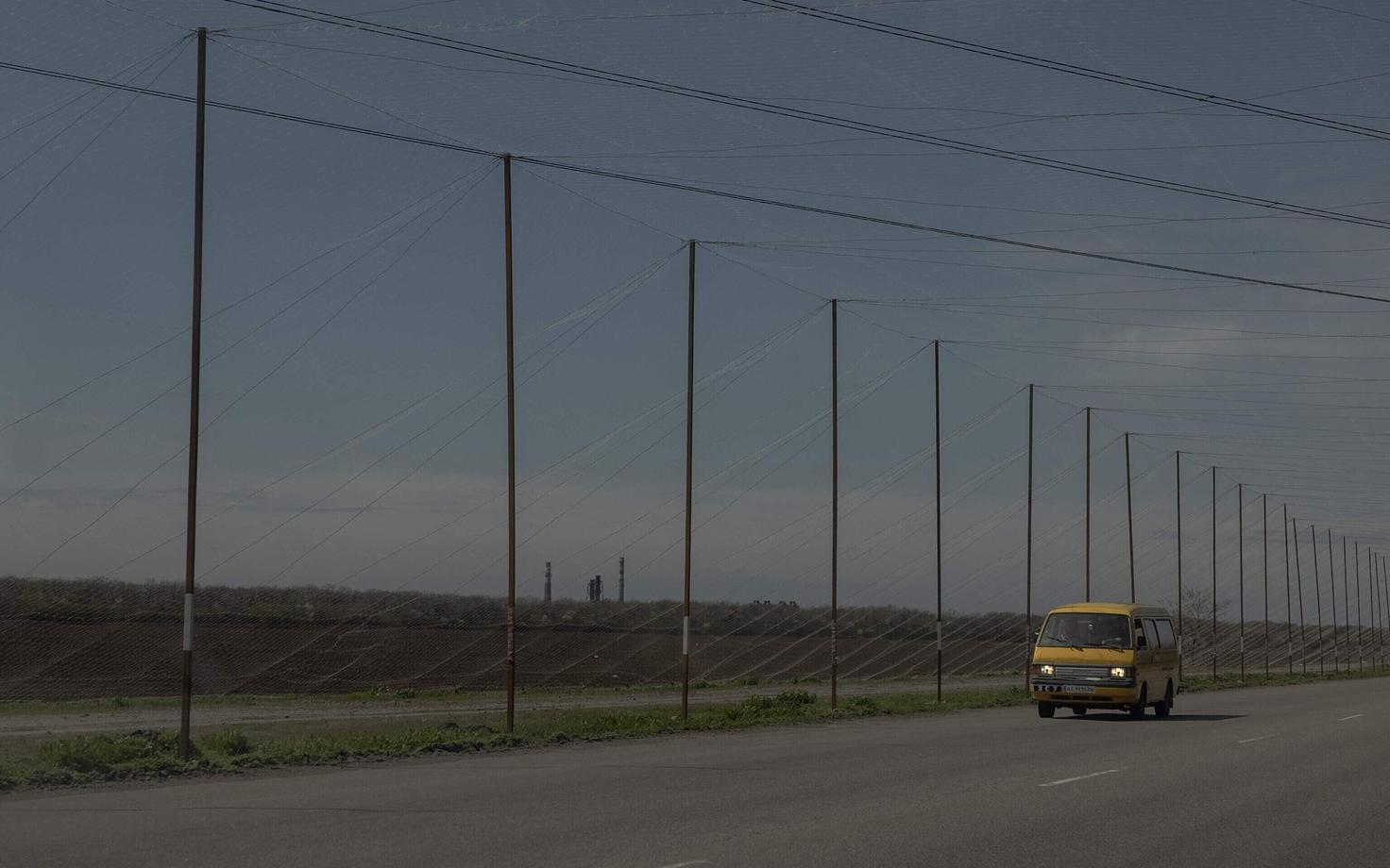 Магистраль в Украине, защищенная сетками от дронов.