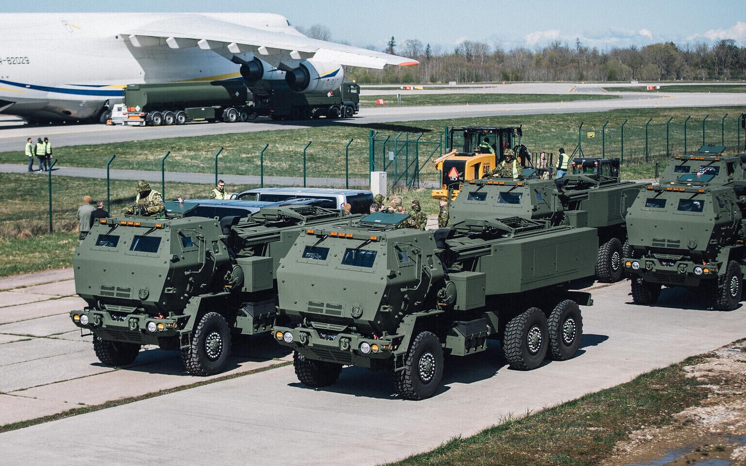 Реактивные системы залпового огня HIMARS в Эмари.